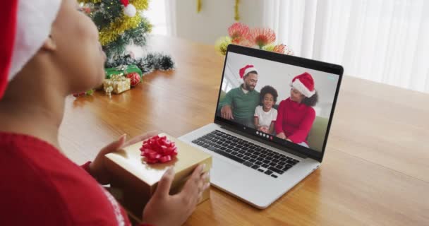 Mulher Afro Americana Com Chapéu Papai Noel Usando Laptop Para — Vídeo de Stock