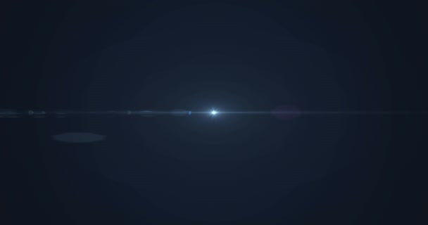 黒の背景にビームとレンズフレアを持つ白色光のアニメーション 光技術 科学研究の概念デジタルで生成されたビデオ — ストック動画