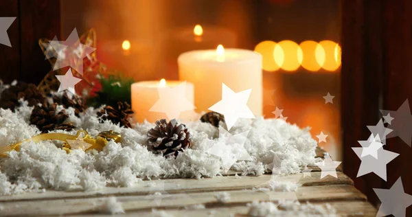 クリスマスにキャンドルや窓の上に落ちる星のイメージ クリスマス冬伝統お祝いのコンセプトデジタルで生成されたイメージ — ストック写真