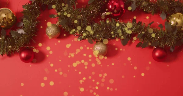 Afbeelding Van Gouden Stippen Vallen Rode Achtergrond Met Kerst Decoraties — Stockfoto