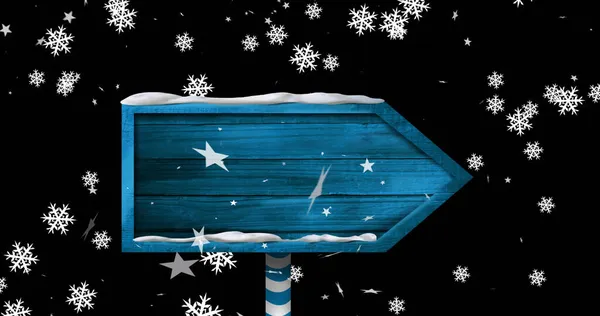 Obrázek Vánočních Sněhových Vloček Padající Přes Dřevěnou Ceduli Černém Pozadí — Stock fotografie