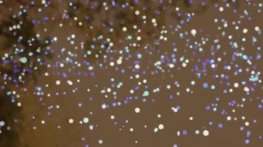 Arka plandaki ağaçta yanıp sönen noktaların animasyonu. Kış, Noel, gelenek ve kutlama konsepti dijital olarak oluşturulmuş video.