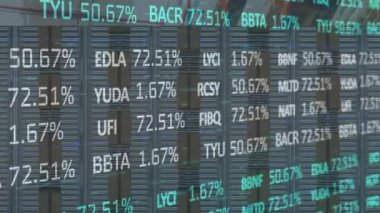 Arka plandaki taşıma bantlarındaki karton kutuların üzerinde finansal veri işleme animasyonu. küresel sevkiyat, dağıtım, çevrimiçi alışveriş ve bağlantılar konsepti dijital olarak oluşturulmuş video.