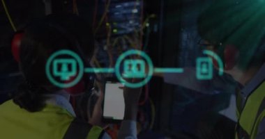 Çeşitli erkek ve dişiler üzerindeki simgelerin animasyonu bilgisayar sunucusu tabletleriyle mühendislik yapıyor. veri işleme, bulut hesaplama konsepti ve teknoloji konsepti dijital olarak oluşturulmuş video.