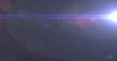 Lens ışığı ve ışık huzmelerinin karanlık arka planda hareket ettiği bir animasyon. hareket, enerji ve ışık, soyut arayüz arkaplan kavramı dijital olarak oluşturulmuş video.