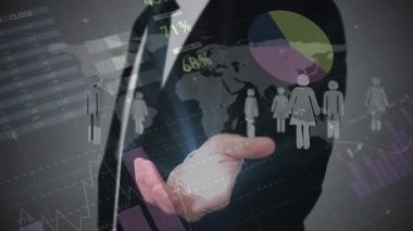 İnsan simgelerinin animasyonu, iş adamı ve veri işleme üzerine dünya haritası. küresel iş iletişimi teknolojisi ve dijital arayüz kavramı, dijital olarak oluşturulmuş video.
