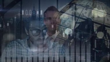 Şehirdeki iş adamlarının ve arayüzlerin animasyonu, dolar küresi ve veri işleme. küresel iş iletişimi teknolojisi ve dijital arayüz kavramı, dijital olarak oluşturulmuş video.
