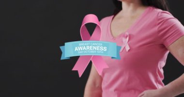 Göğsünde pembe kurdele olan bir kadının orta bölümüne karşı göğüs kanseri farkındalığı yazılı mesaj pankartı. Göğüs kanseri farkındalığı kavramı
