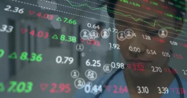 Steteskoplu kadın doktorla ilgili veri işleme ve istatistiklerin animasyonu. tıp, dijital arayüz ve veri işleme kavramı dijital olarak oluşturulmuş video.