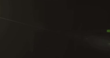 Beyaz ışığın ışınla canlandırılması ve gri arka planda prizmatik mercek parlaması. elektrik, ışık teknolojisi, iletişim ve bilim araştırma konsepti dijital olarak oluşturulmuş video.