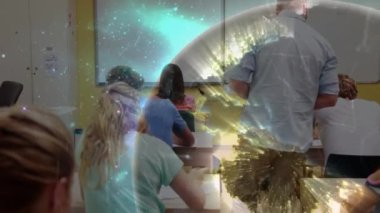 Sınıftaki erkek öğretmen ve öğrencilerin üzerinde ışıldayan küresel ağın animasyonu. küresel iletişim ağı ve eğitim konsepti dijital olarak oluşturulmuş video.