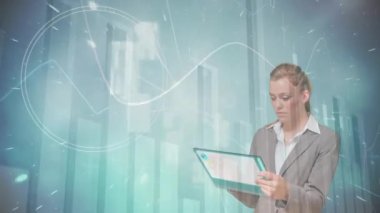 Tablet ve arayüz ekran işleme verileri kullanan bir iş kadını animasyonu. küresel iş iletişimi teknolojisi ve dijital arayüz kavramı, dijital olarak oluşturulmuş video.