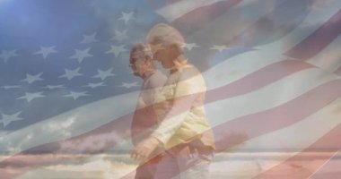Amerika Birleşik Devletleri bayrağının üzerinde yürüyen mutlu beyaz bir çiftin animasyonu. Amerikan vatanseverliği, tatil ve emeklilik konsepti dijital olarak oluşturulmuş video.