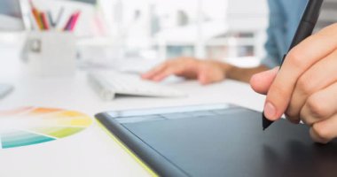 Modern ofiste grafik dijital tablet kullanan yaratıcı bir adamın videosu. uluslararası yaratıcılık ayı ve yaratıcı profesyonel konsept.