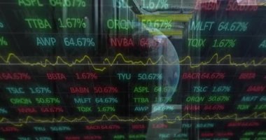 Bilgisayar sunucuları üzerinde veri işleme ve küre animasyonu. veri işleme, bulut hesaplama konsepti ve teknoloji konsepti dijital olarak oluşturulmuş video.