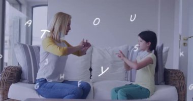 Beyaz kadın ve kızının işaret dili kullanarak yüz maskesi taktığı harflerin animasyonu. iletişim teknolojisi ve çevrimiçi eğitim, dijital geterated video.