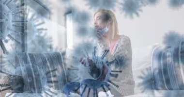 Yüz maskeli, beyaz saçlı hasta bir kadın yüzünden kovansı 19 hücrenin animasyonu. küresel covid 19 salgın konsepti dijital olarak oluşturulmuş video.