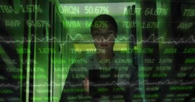 Bilgisayar sunucularını kontrol eden beyaz kadın mühendisler üzerinde veri işleme animasyonu. veri işleme, bulut hesaplama konsepti ve teknoloji konsepti dijital olarak oluşturulmuş video.