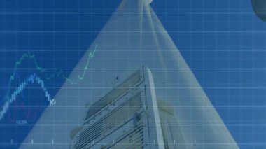 Mühendis ve rüzgar türbini üzerinde finansal veri işleme animasyonu. küresel iklim değişikliği, sürdürülebilirlik ve rüzgar enerjisi konsepti dijital olarak oluşturulmuş video.