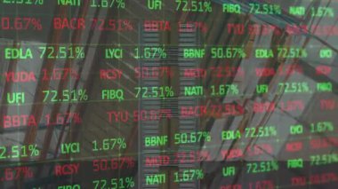 Arka plandaki taşıma bandındaki karton kutuların üzerinde finansal veri işleme animasyonu. küresel sevkiyat, dağıtım, çevrimiçi alışveriş ve bağlantılar konsepti dijital olarak oluşturulmuş video.