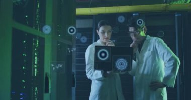 Bilgisayar sunucuları tarafından dizüstü bilgisayarla tasarlanan çeşitli erkek ve kadınların animasyonları. veri işleme, bulut hesaplama konsepti ve teknoloji konsepti dijital olarak oluşturulmuş video.