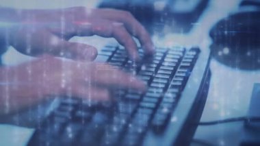 Bilgisayar klavyesinde yazan kişi üzerinde parlayan noktalarla bağlantı ağlarının animasyonu. küresel ağlar ve bağlantılar konsepti dijital olarak oluşturulmuş video.