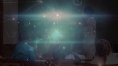 Erkek öğretmen ve öğrenciler arasındaki bağlantı ağının animasyonu. küresel eğitim, eğitim ve bağlantılar dijital olarak oluşturulmuş video konsepti.