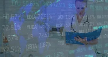 Steteskoplu kadın doktor üzerinde veri işleme animasyonu. tıp, dijital arayüz ve veri işleme kavramı dijital olarak oluşturulmuş video.