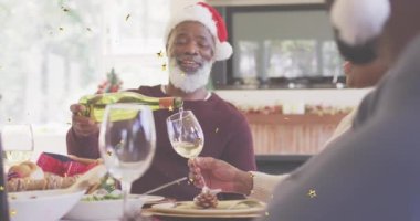 Çok sayıda altın yıldız ikonu, karısı için bir dink döken Afrikalı Amerikalı adama karşı yüzüyor. Noel şenliği ve kutlama konsepti