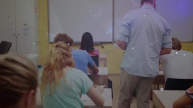 Erkek öğretmen ve öğrenciler arasındaki bağlantı ağının animasyonu. küresel eğitim, eğitim ve bağlantılar dijital olarak oluşturulmuş video konsepti.