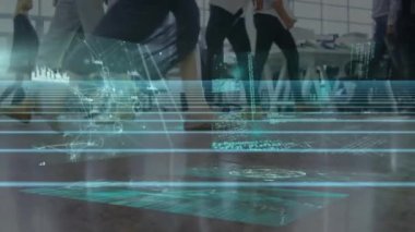 Ağır çekimde yürüyen yayaların üzerindeki ekranlarda veri işleme animasyonu. küresel iş, veri işleme ve dijital arayüz kavramı dijital olarak oluşturulmuş video.