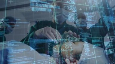 Ameliyathanedeki cerrahlar üzerinde veri işleme animasyonu. küresel tıp, sağlık hizmetleri ve dijital olarak üretilen video konsepti.