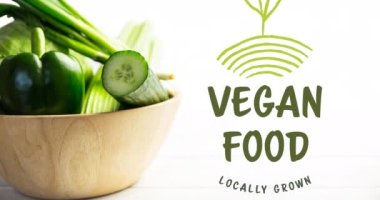 Tahta kasede taze yeşil sebzeler eşliğinde yerel olarak yetişen vejetaryen yiyeceklerin canlandırılması. Vejetaryen günü, organik sebze üretimi ve dijital olarak üretilen sağlıklı yeme konsepti..