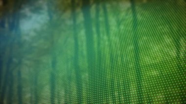 Arkadaki ağaçların arasından mavi ile yeşil noktaların animasyonu. Noel, gelenek ve kutlama konsepti dijital olarak oluşturuldu.