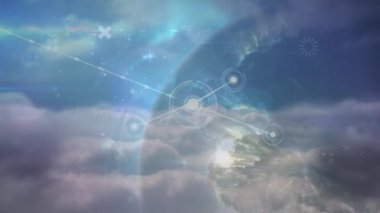 Bulutların üzerinde ışıldayan noktalarla bağlantılı dünyanın animasyonu. küresel bağlantılar, ağlar ve veri işleme konsepti dijital olarak oluşturulmuş video.