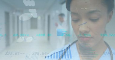 Kadın doktor üzerinde istatistik ve veri işleme animasyonu. tıp, araştırma ve veri işleme kavramı dijital olarak oluşturulmuş video.