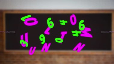 Sınıf tahtasında yeşil sayıları, pembe harfleri ve havai fişekleri değiştirmenin animasyonu. okul, eğitim, öğrenme ve teknoloji konsepti dijital olarak oluşturulmuş video.