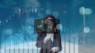 İş kadını dokunmatik ekran arayüzünü iş adamı ve veri işleme üzerinde kullanıyor. küresel iş iletişimi teknolojisi ve dijital arayüz kavramı, dijital olarak oluşturulmuş video.