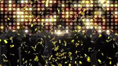 Dans eden kalabalığın üzerine düşen turuncu ışıklar ve spot ışıklarıyla altın konfetilerin animasyonu. kutlama, parti, müzik ve olay konsepti dijital olarak oluşturulmuş video.
