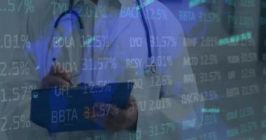 Steteskoplu bir erkek doktor üzerinde veri işleme animasyonu. tıp, dijital arayüz ve veri işleme kavramı dijital olarak oluşturulmuş video.