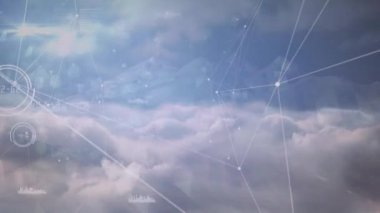 Gökyüzündeki bulutların üzerindeki bağlantı ağlarının animasyonu. küresel ağlar ve bağlantılar konsepti dijital olarak oluşturulmuş video.