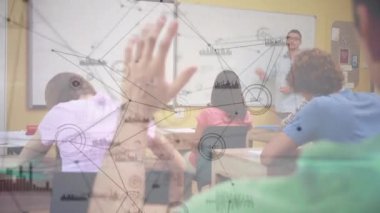 Erkek öğretmen ve öğrenciler arasındaki bağlantı ağının animasyonu. küresel eğitim, eğitim ve bağlantılar dijital olarak oluşturulmuş video konsepti.