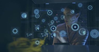 Bilgisayar sunucularını kontrol eden beyaz kadın mühendisler üzerinde veri işleme animasyonu. veri işleme, bulut hesaplama konsepti ve teknoloji konsepti dijital olarak oluşturulmuş video.