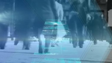 Ağır çekimde yürüyen yayaların üzerindeki ekranlarda veri işleme animasyonu. küresel iş, veri işleme ve dijital arayüz kavramı dijital olarak oluşturulmuş video.