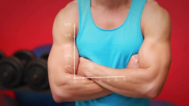 Spor salonunda gülümseyen güçlü beyaz adamın istatistiklerinin incelenmesi. global spor, dijital arayüz ve veri işleme kavramı dijital olarak oluşturulmuş video.