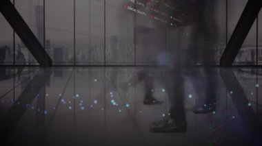 Hızlı hareket eden yayalar üzerinde finansal veri işleme animasyonu. küresel iş, veri işleme ve dijital arayüz kavramı dijital olarak oluşturulmuş video.