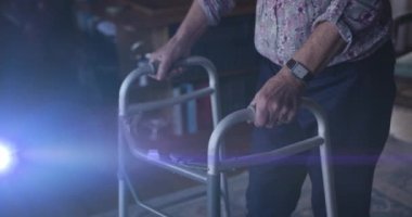 Yaşlı bir kadının orta kesiminde yürüyen bir çerçeve kullanarak hareket eden ışığın animasyonu. emeklilik, ev hayatı ve umut kavramı dijital olarak oluşturulmuş animasyon.