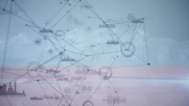 Arkaplanda dönen dağların üzerinden geçen bağlantılar ve veri işleme ağlarının animasyonu. küresel bağlantılar ve veri işleme konsepti dijital olarak oluşturulmuş video.