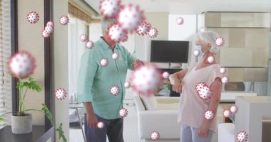 Üst düzey erkek ve kadın maskeli ve dirseklere dokunan yüzlü hücrelerin animasyonu. küresel covid 19 salgın konsepti dijital olarak oluşturulmuş video.