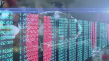 Laboratuvarda çalışan çift ırklı erkek bilim adamının dijital beyin ve veri işleme animasyonu. küresel bilim ve teknoloji konsepti dijital olarak üretilen video.